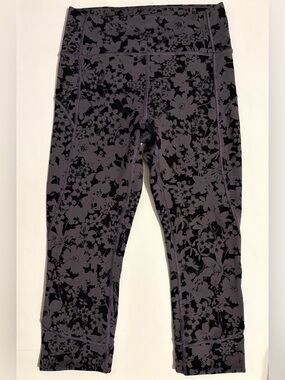 Lululemon "In Motion" Cropped Leggings Black & Gray Floral Size 6 Everlux Fabric